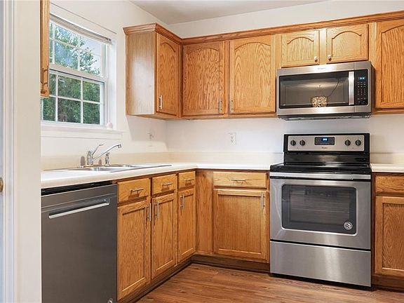 4th image of 440 Red Coat Ln