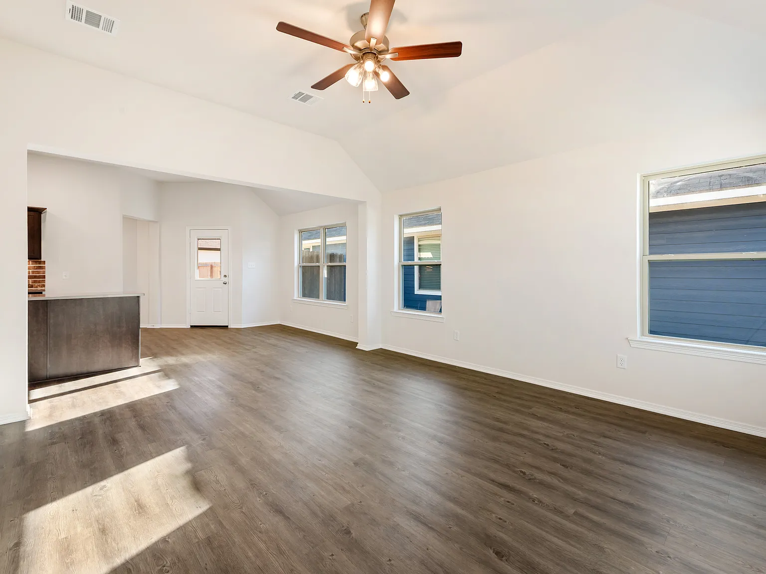3 bed, 1272 sqft, $1,900 — Photo 4