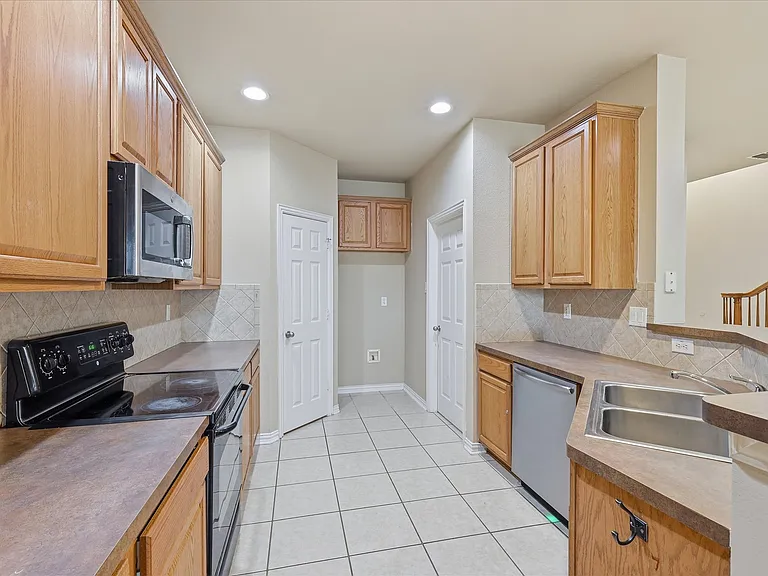 1725 Brookview Dr — Photo 5