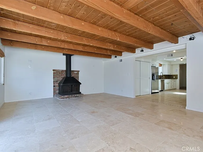 13902 Calvert St — Photo 15