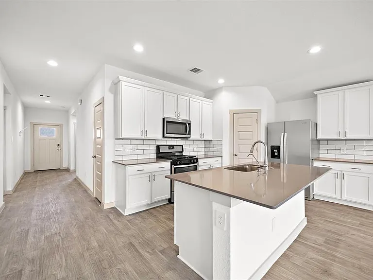 6911 Escobedo Ln — Photo 2