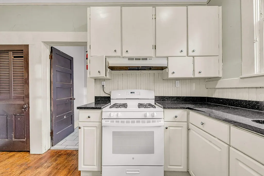 Building Photo - 622 4th St S #C