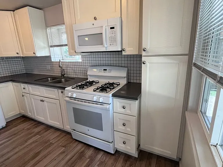 553-557 Silver Strand Blvd — Photo 12