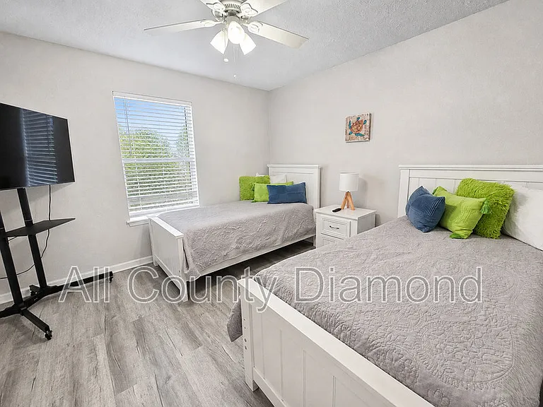 5726 Beach Dr — Photo 12