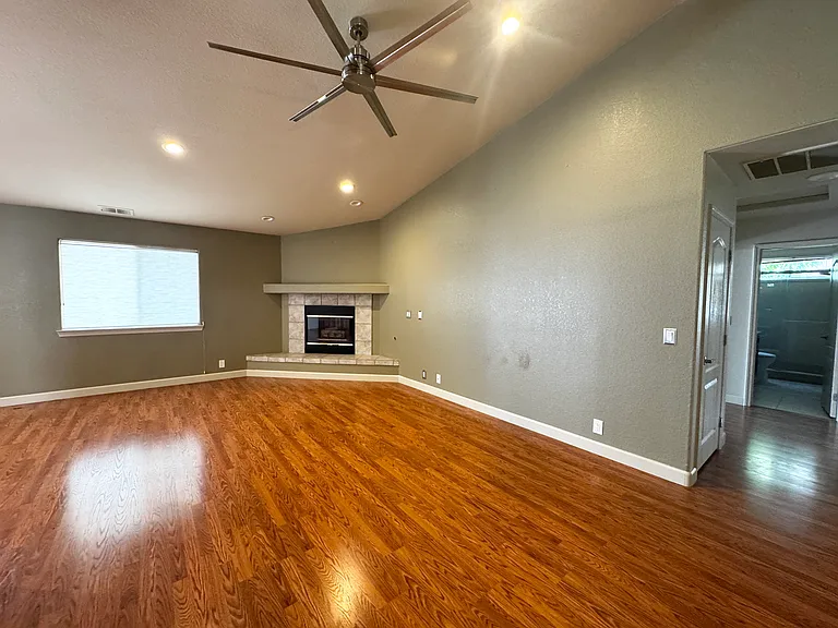 909 Saint Ann Dr — Photo 4
