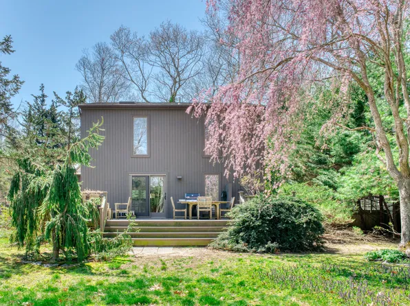 14 Sycamore Dr, East Hampton, NY 11937