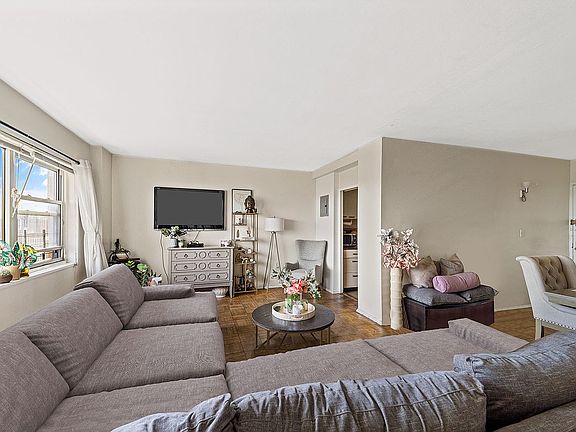 3rd image of 1 Fordham Hill Oval APT 15B