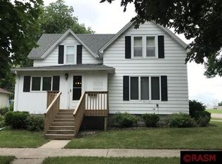 527 E 10th St, Blue Earth, MN 56013