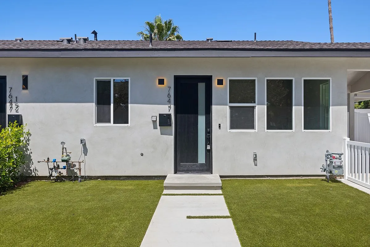 2 bed, 2.0 bath, 864 sqft, $2,995 — Photo 1