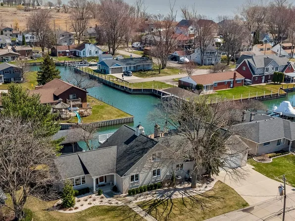 38008 Seaway Ct, Harrison Township, MI 48045