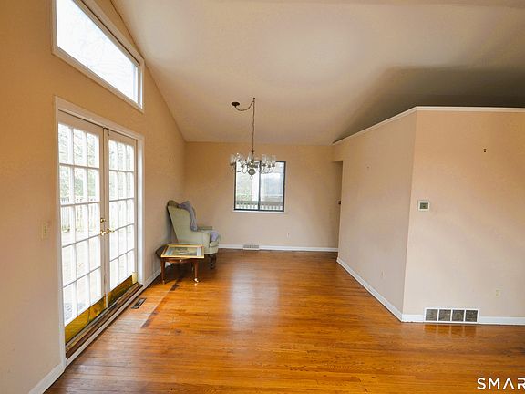 3rd image of 215 Saxonwood Road