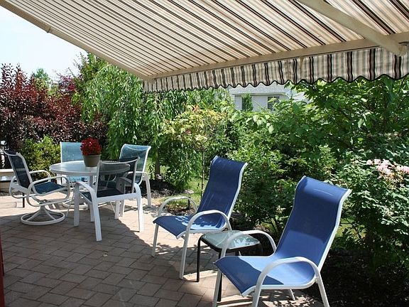 Electric retractable awning
