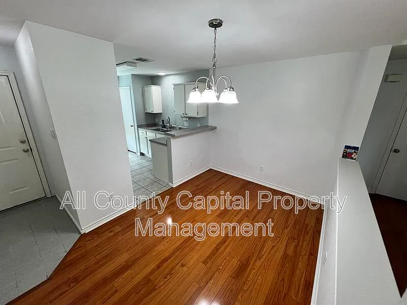 3 bed, 2.0 bath, 1145 sqft, $1,800 — Photo 4
