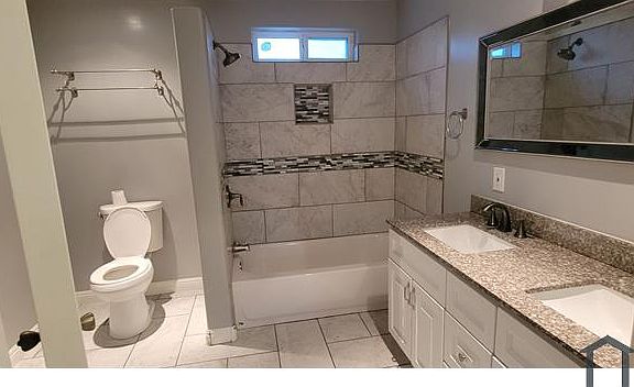 3rd image of 11124 S Manhattan Pl