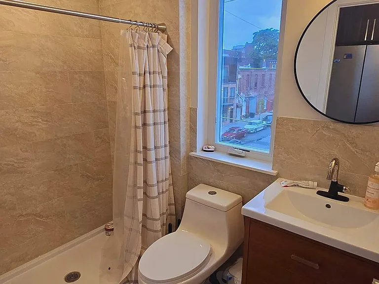 622 N 35th St #4 — Photo 5