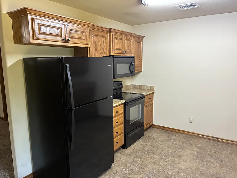 706 Carnes Cir — Photo 3