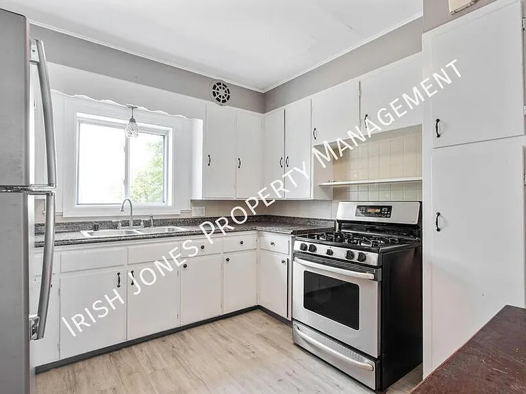2518 Delaware Ave — Photo 2