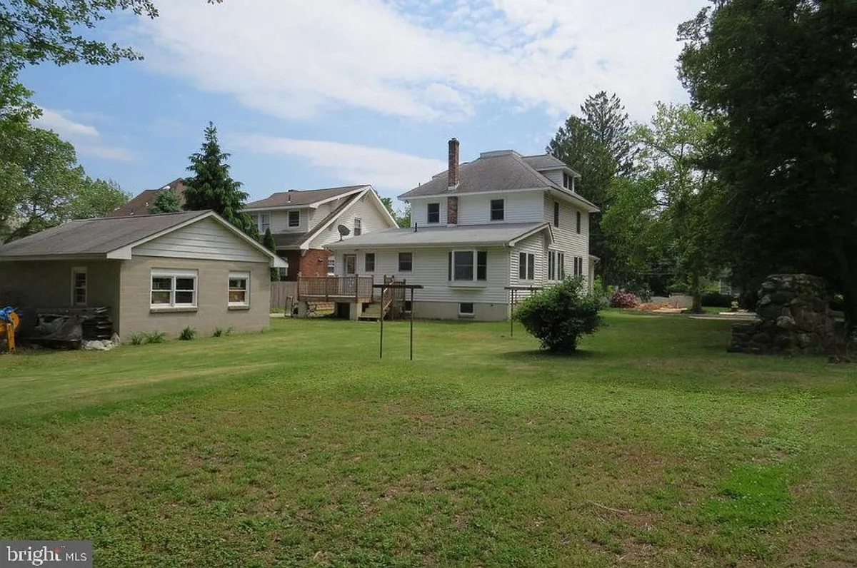 Beautiful yard with deck and outdoor fireplace - 221 Villanova Rd