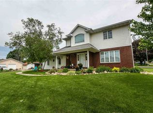 605 2nd St NE, Farley, IA 52046