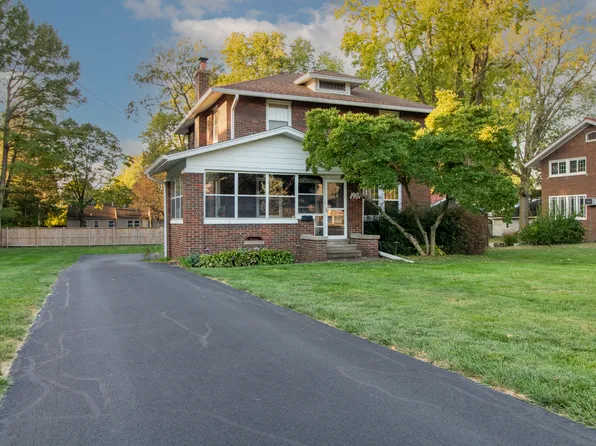 1907 E Oakland Ave, Bloomington, IL 61701
