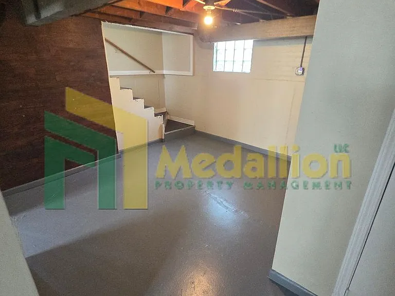 11004 S Eberhart Ave — Photo 23