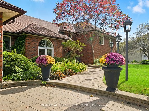 2nd image of 242 Stephenson Point Rd