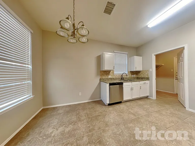 2705 Lynx Ln — Photo 4