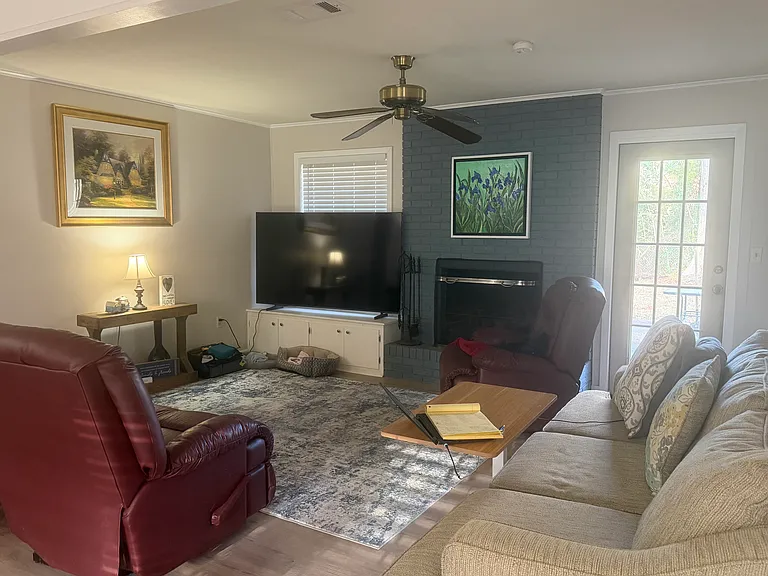 842 Newland St — Photo 3