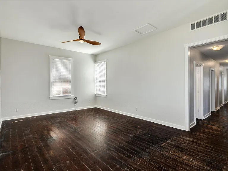 1407 Winnie St — Photo 12