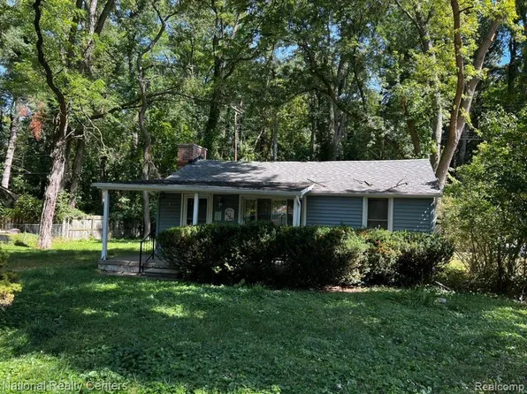 4155 Echo Dr, West Bloomfield, MI 48323