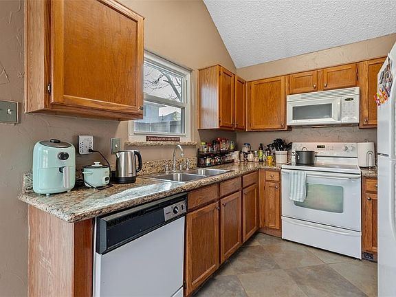 3rd image of 1382 Chinaberry Dr