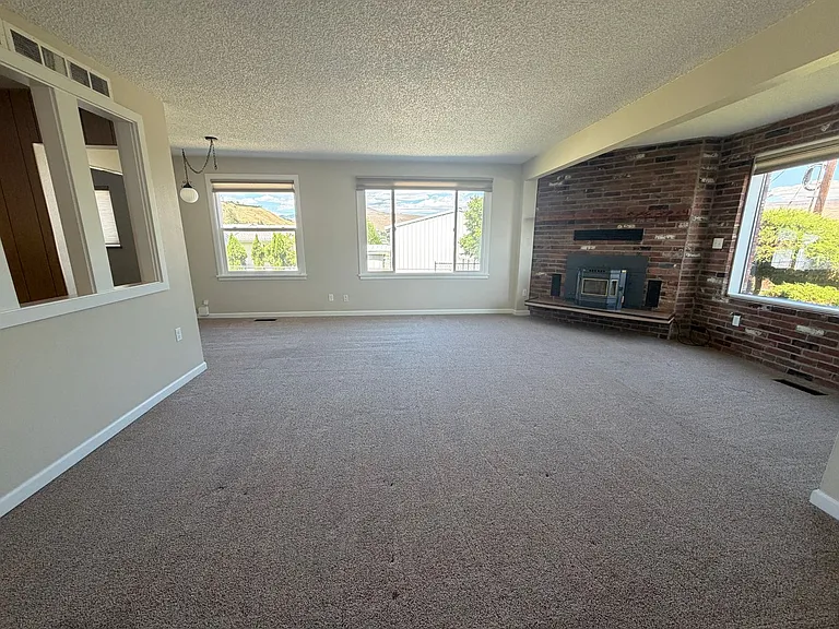1018 Cypress Ln — Photo 4