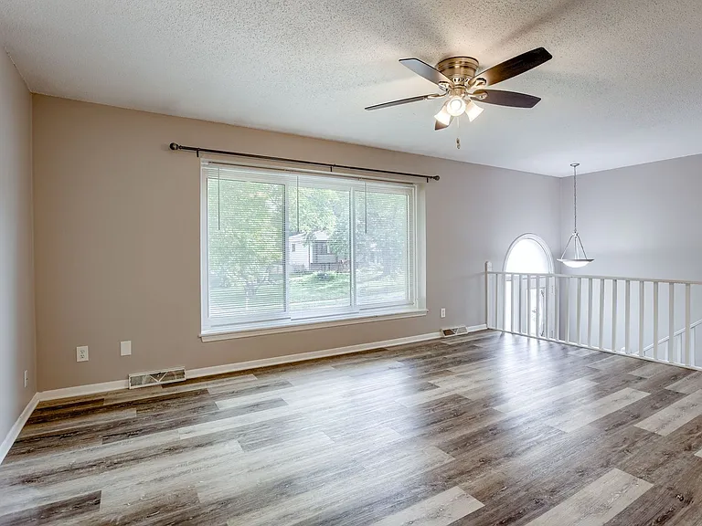 11705 Meredith Ave — Photo 4