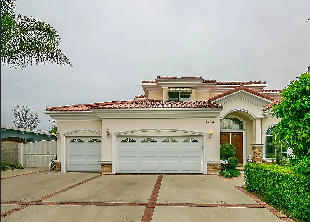 4 bed, 3.5 bath, 3000 sqft, $5,600 — Photo 1
