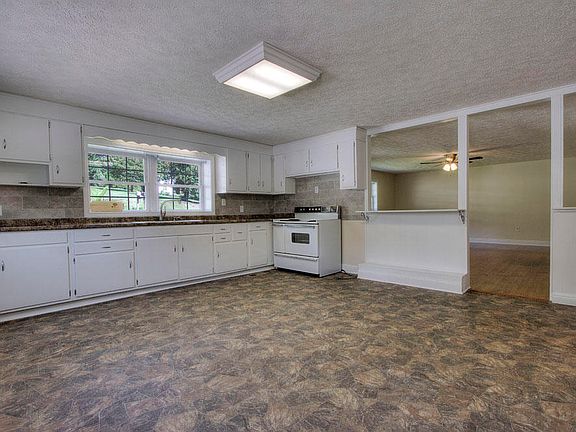 5th image of 2424 Highland Dr