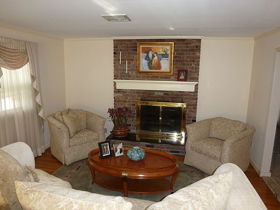 Formal LR w/Fireplace (2)
