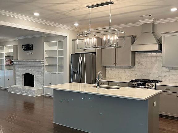 5th image of 812 Clear Spring Dr