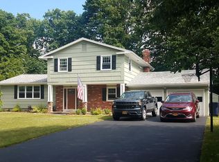 90 Kensington Ct, Rochester, NY 14612