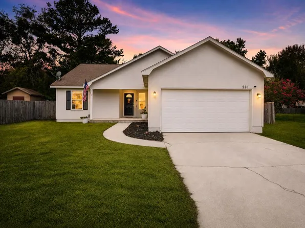 221 Chestnut Ct, Kingsland, GA 31548