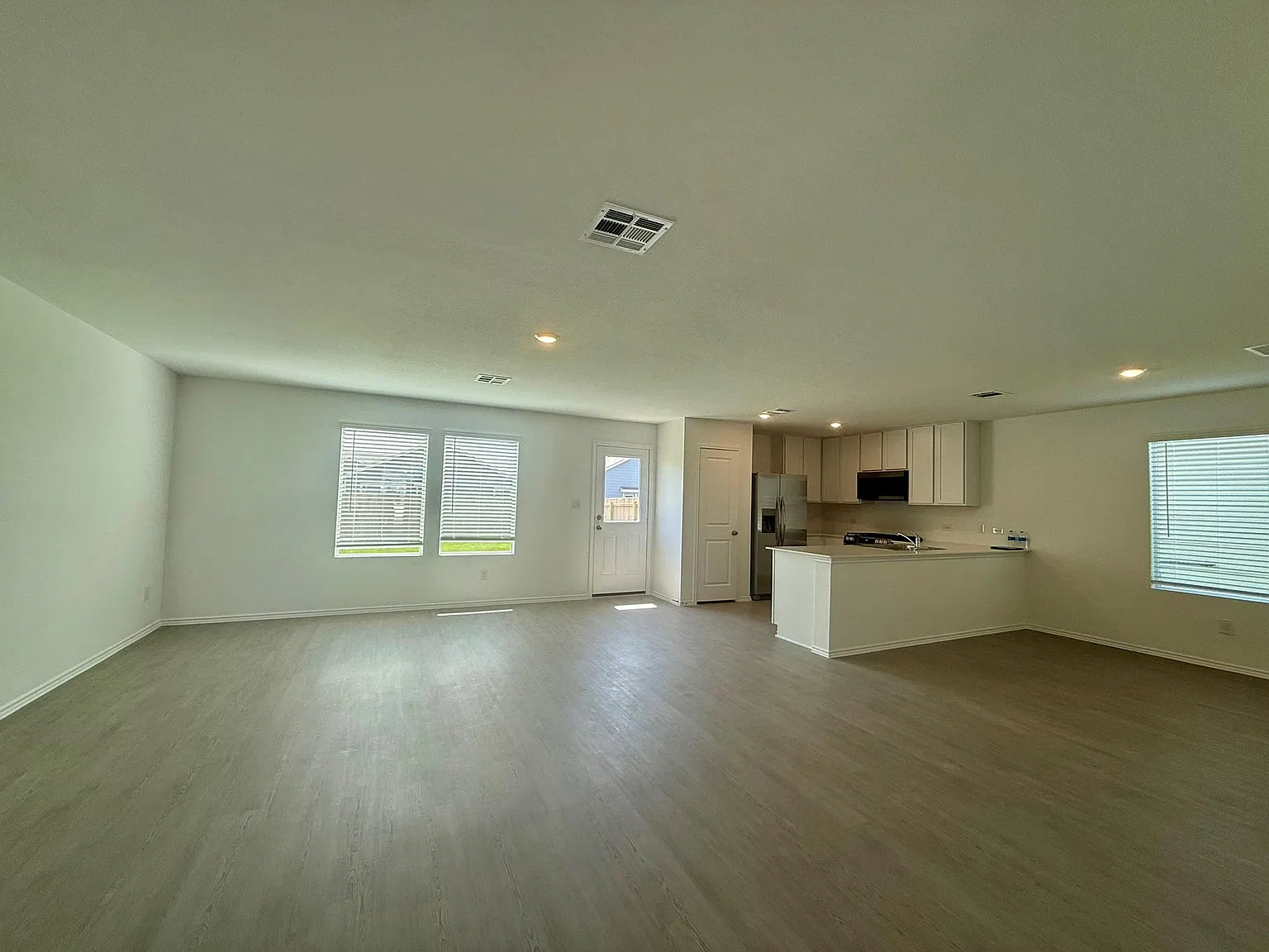 4 bed, 2.5 bath, 2000 sqft, $2,150 — Photo 3