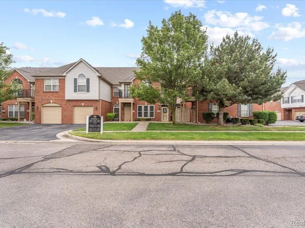 23475 Williamsburg Cir, Woodhaven, MI 48183