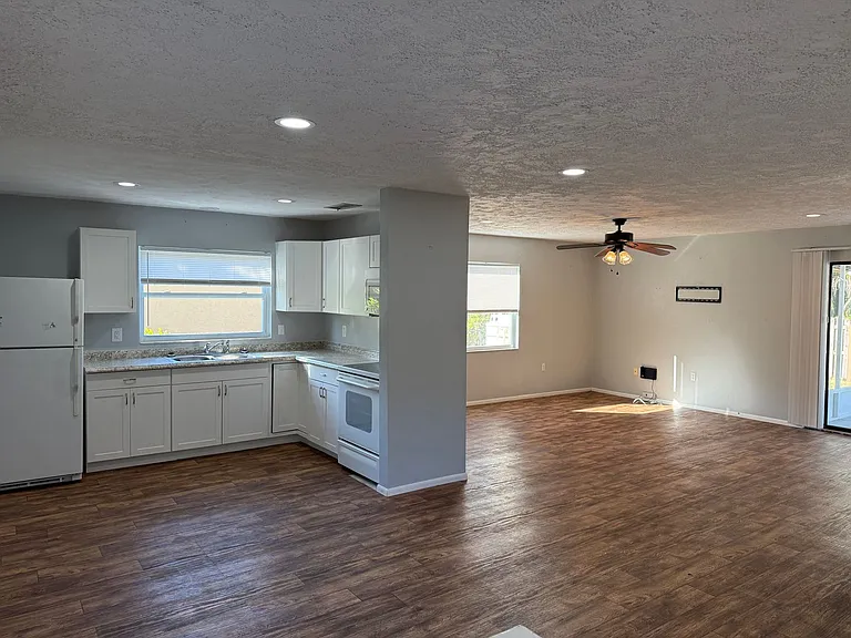 144 Christie Ave — Photo 4