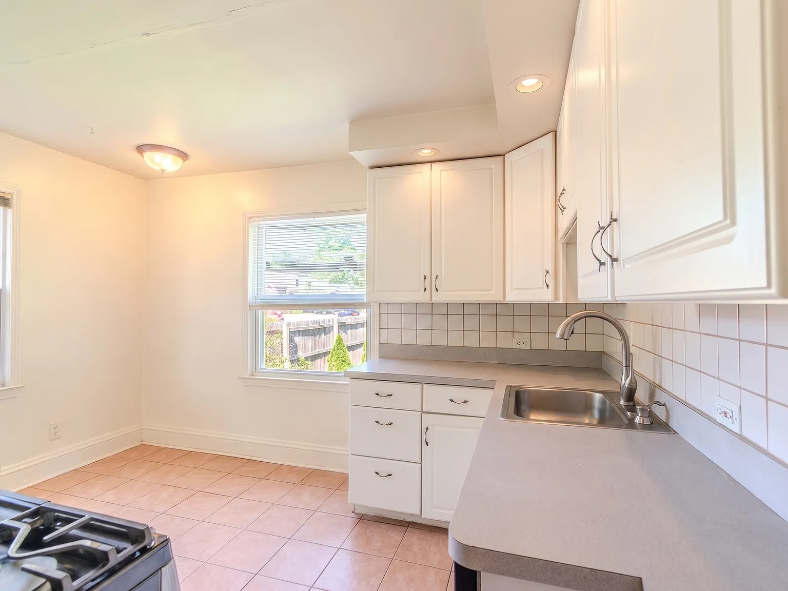 3 bed, 1645 sqft, $2,600 — Photo 4