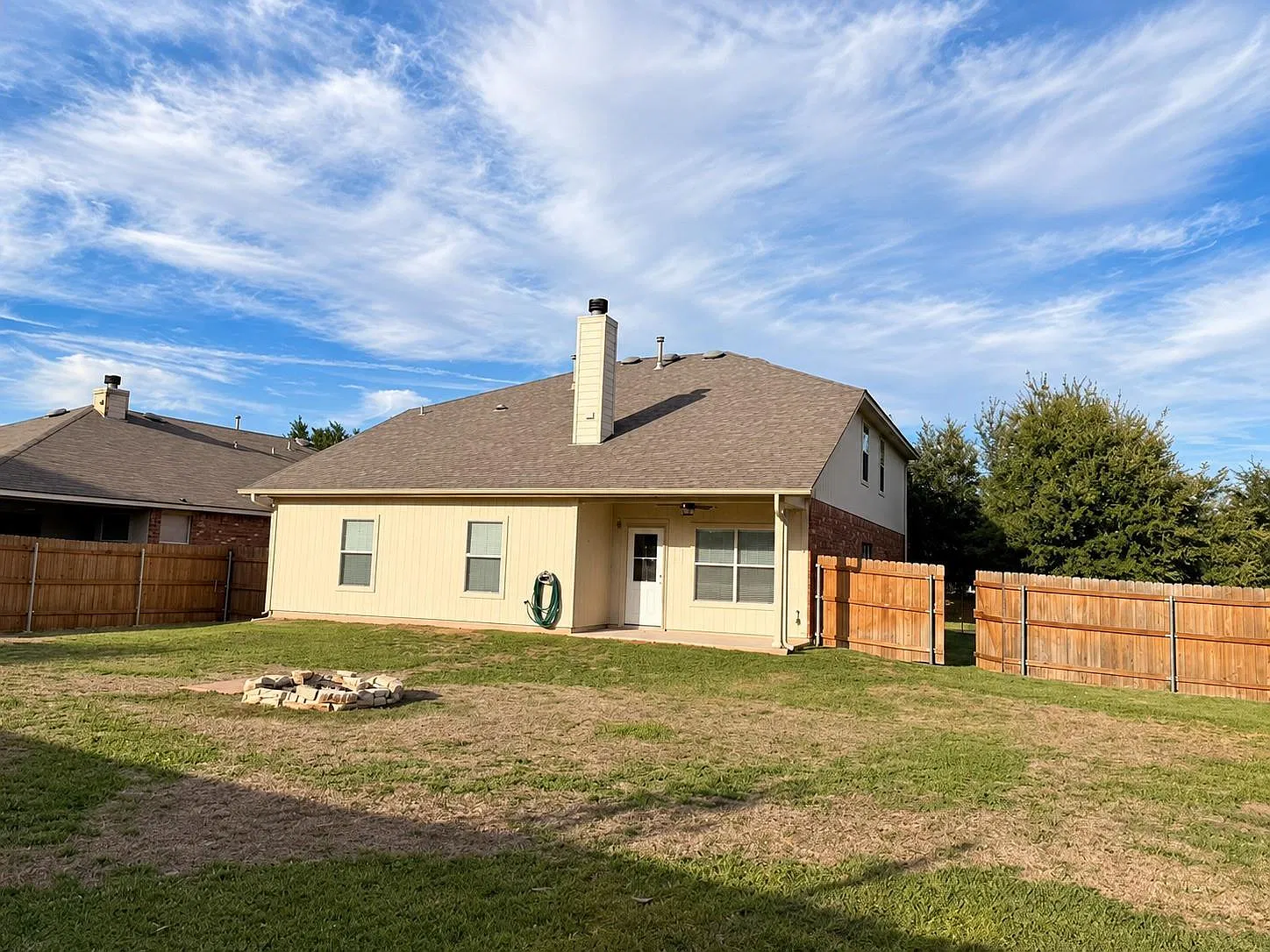 4 bed, 2.5 bath, 2596 sqft, $2,600 — Photo 2