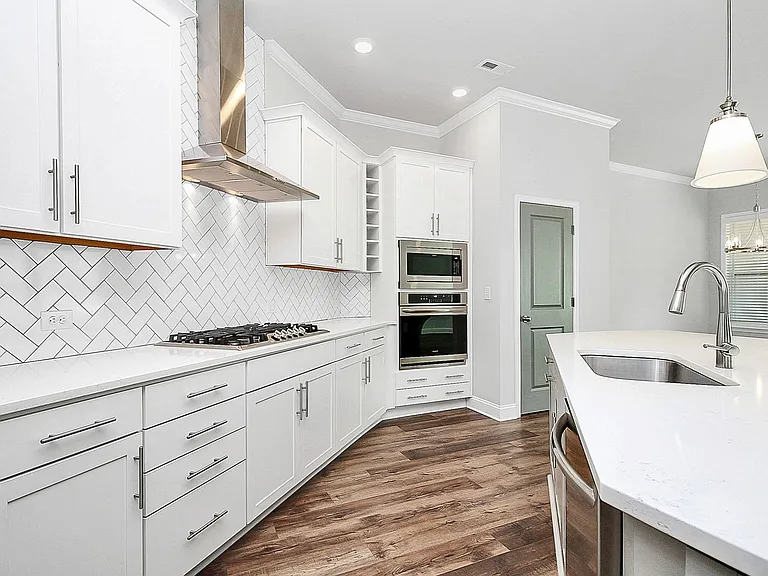 2536 Barry St — Photo 1