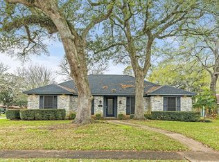 51 N Shamrock Ct, Lake Jackson, TX 77566