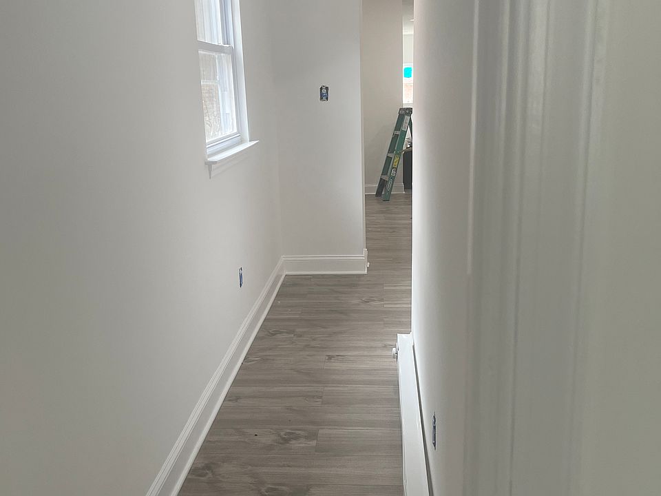 hall way between bedrooms
