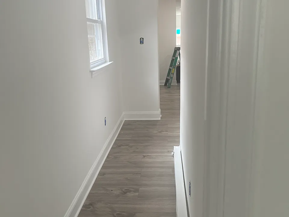 hall way between bedrooms