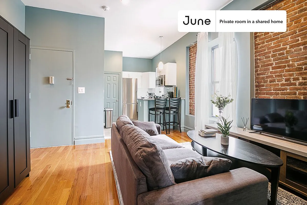 Queen bedroom in 3 bed/2 bath home in Upper West Side #200 B — Photo 4
