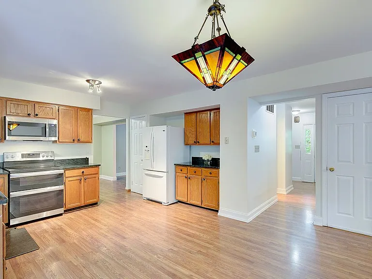 48 Radcliffe Dr — Photo 4